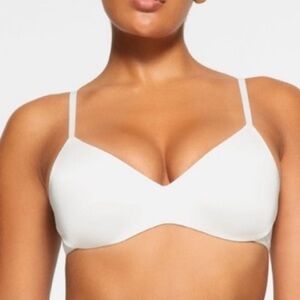 SKIMS Wireless Form Push Up Bra! Retail $54
